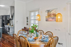 Artistic Queenslander with Park Views - near City!